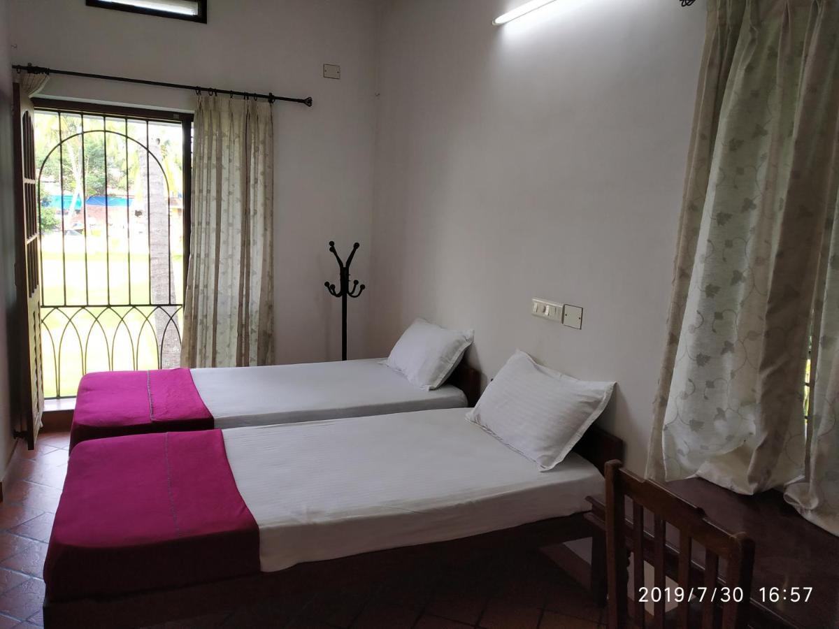 Spice Holidays Hotel Kochi Buitenkant foto
